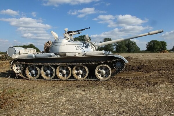 Medio, el tanque soviético camina por el campo