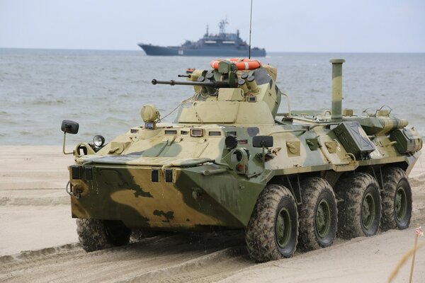 Char de combat près de l eau sur le sable