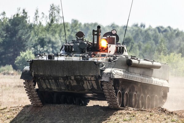 Боевой бмп-3 мчится вперёд