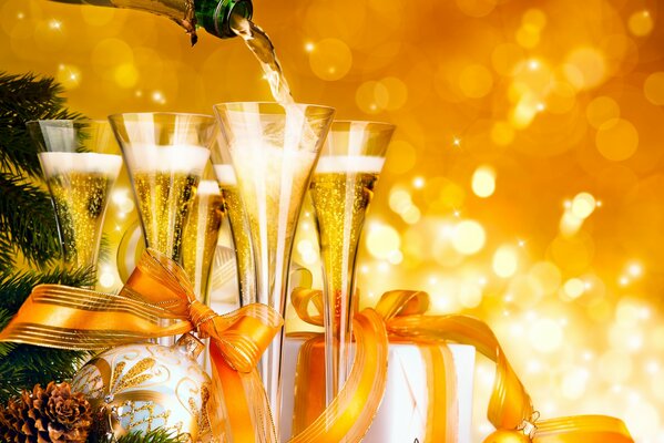 Bicchieri di champagne e decorazioni natalizie
