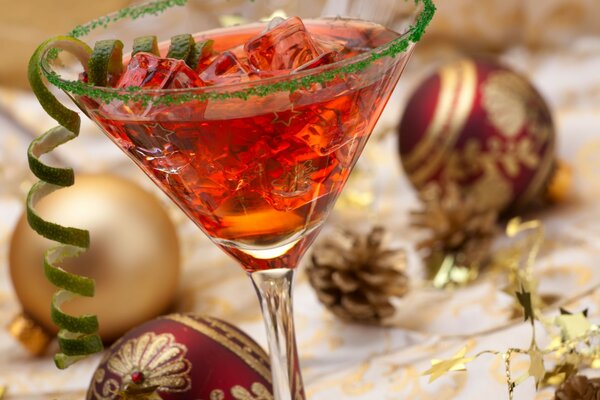 Cocktail im Weinglas und Weihnachtskugeln