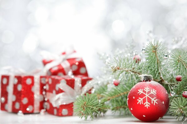 Regalos de Navidad en paquete rojo