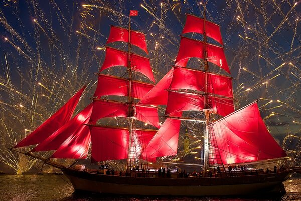 Das Schiff ist ein Segelboot auf der Parade. Feuerwerk am Nachthimmel