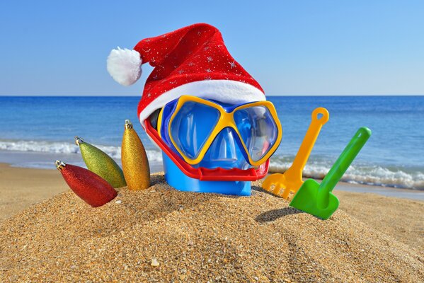 Jouets assemblés dans l homme sur la plage de la mer