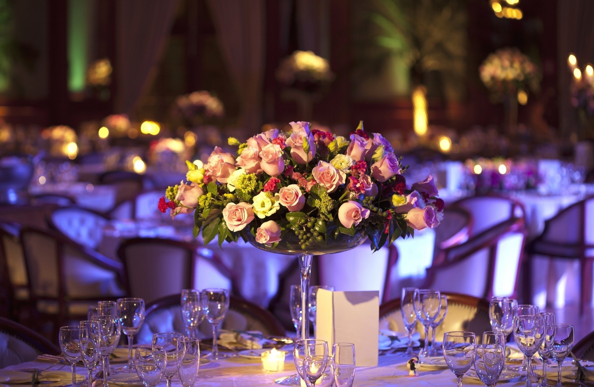 table hortensias roses bouquet lunettes fleurs restaurant