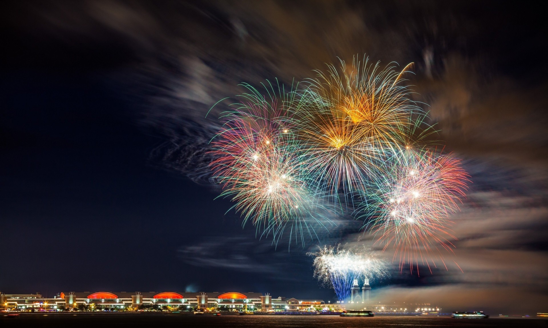 nuit explosions feux d artifice ville feu ciel