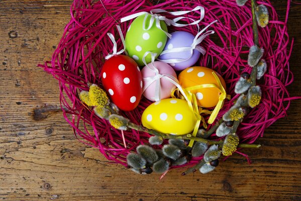 Postal huevos de Pascua en la cesta