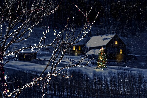 Maison de Noël sur fond d arbre avec guirlande