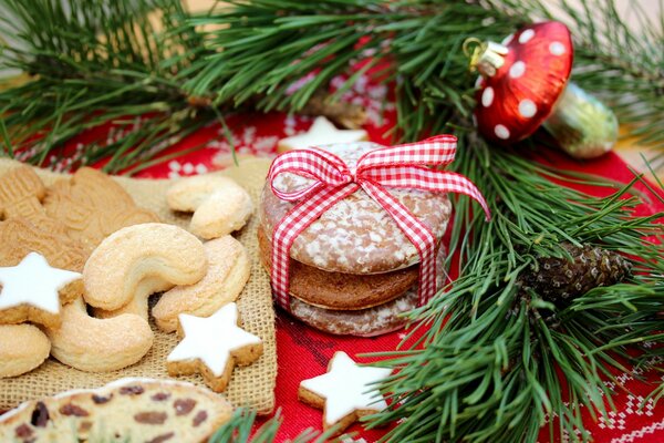 Christmas ginger cookies decorated with ribbon