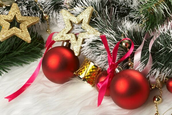 Рождественские атрибуты:красные шары, звезды, елка