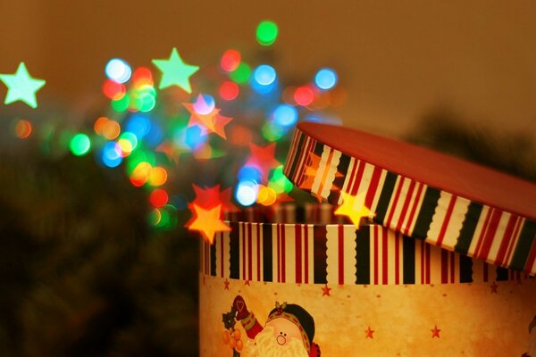 Boîte de Noël à partir de laquelle les lumières rougeoyantes volent