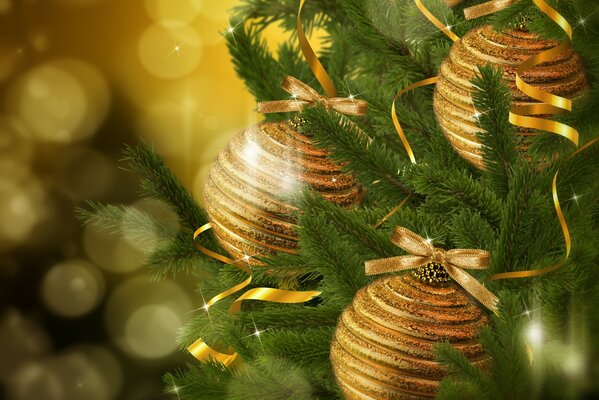 Bolas de oro en el árbol de Navidad