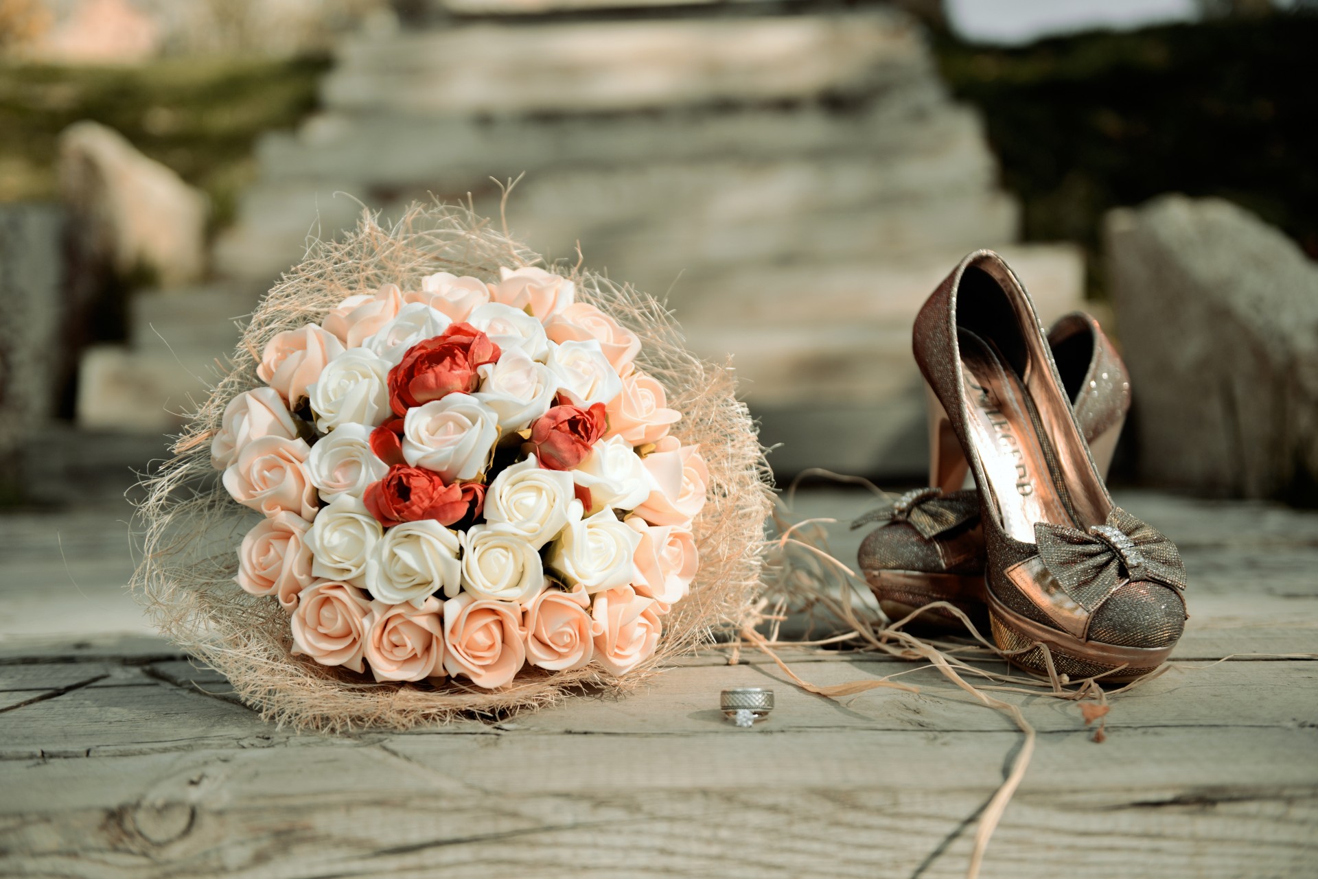 bouquet chaussures fleurs roses mariage