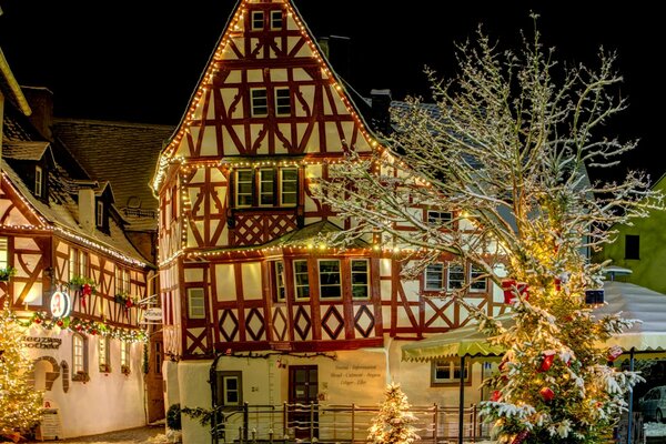 Árbol de Navidad noche casa invierno