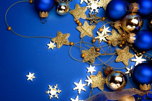 Decoraciones navideñas sobre fondo azul
