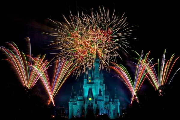 Fuegos artificiales sobre Disney por la noche