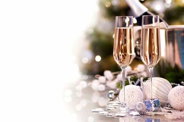 Copas de champán y adornos navideños brillantes