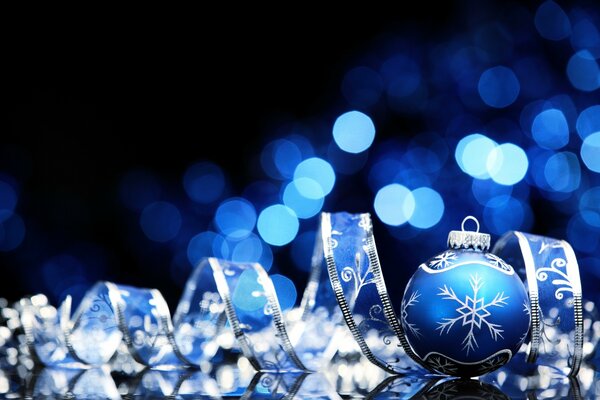 Décoration de Noël sur l arbre de Noël sur fond bleu