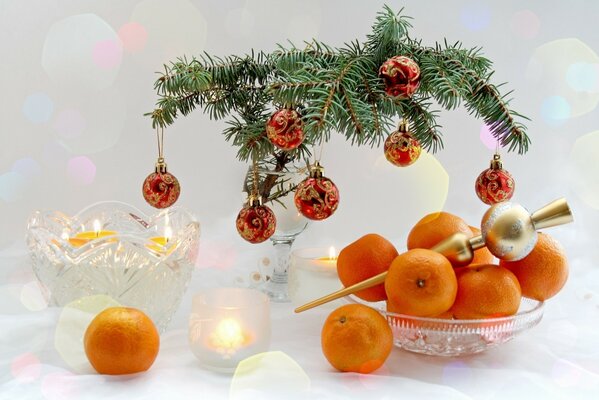 Tavola di Capodanno con ramo di albero di Natale e mandarini in vasi 