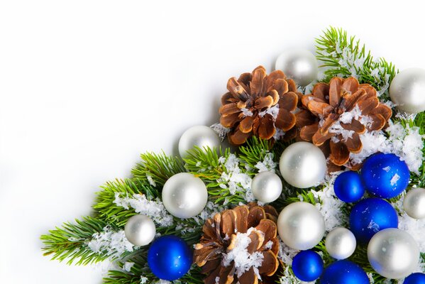 Sans neige, arbre de Noël, décorations de Noël, la nouvelle année ne viendra pas