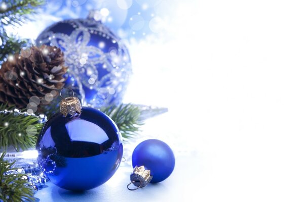 Décoration de boules de Noël et cônes