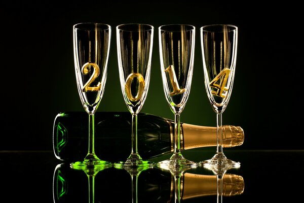 Eine Flasche Champagner und Weingläser für das neue Jahr