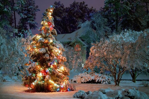 Weihnachtsbaum mit Girlanden