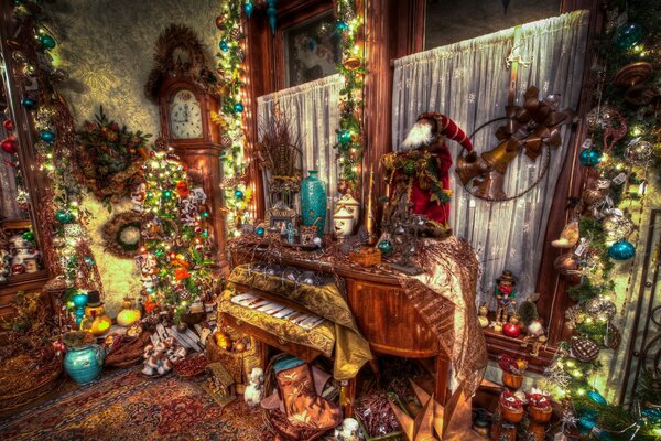 Salón decorado para las fiestas de año nuevo. Juguetes de Navidad y guirnaldas