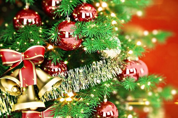 Oropel y el árbol de Navidad llama año nuevo