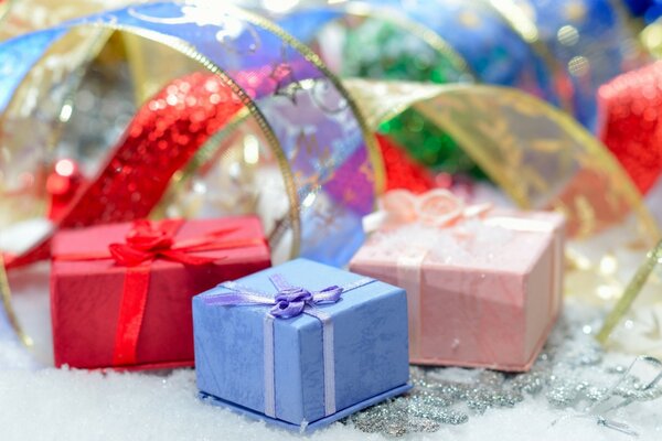 Regalos de año nuevo bajo el árbol de Navidad