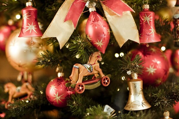 Vintage Holzspielzeug am Weihnachtsbaum