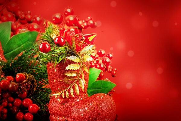 Рождественский сапог с украшениями на красном фоне