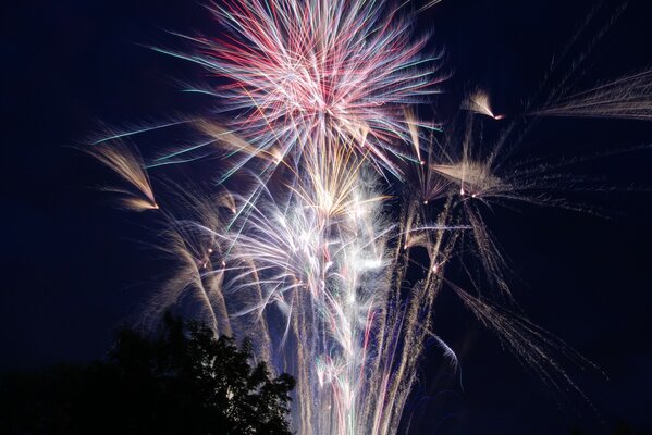 Ciel nocturne illuminé par un feu d artifice lumineux