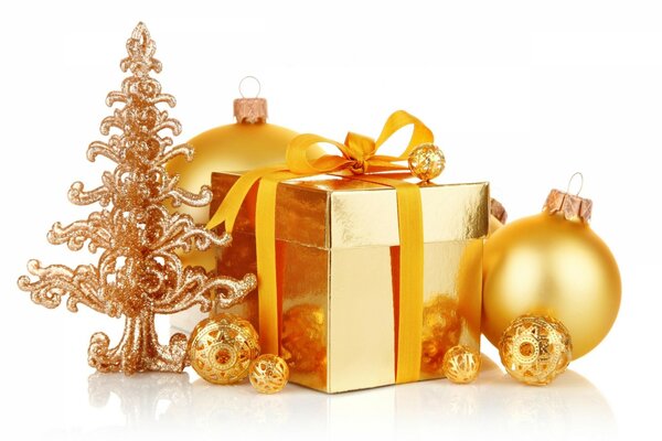 Cadeau de Noël dans une boîte dorée. Boule de Noël dorée