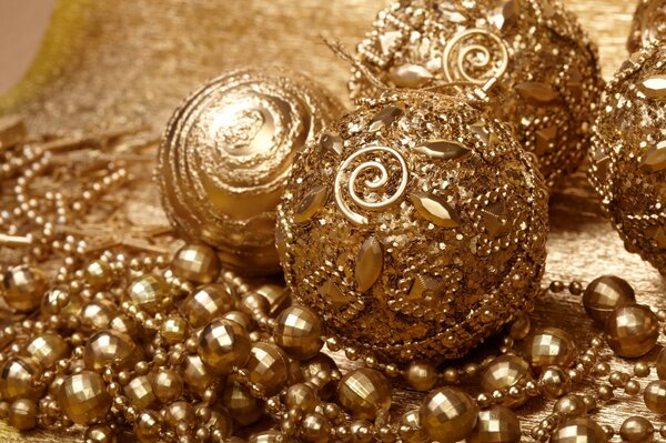 Bälle und Perlen für das neue Jahr
