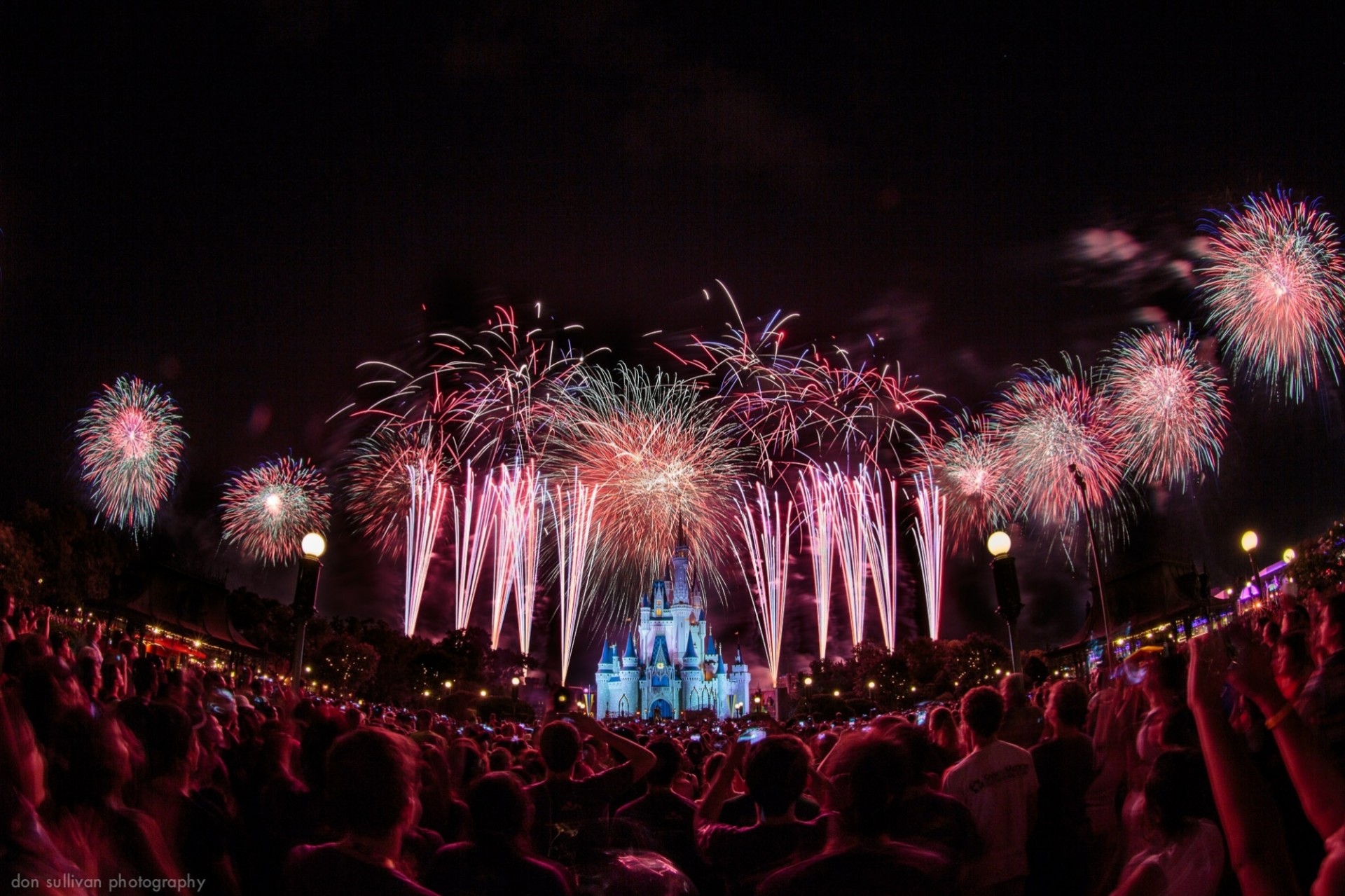 noche fuegos artificiales disney reino mágico árbol de navidad decoración