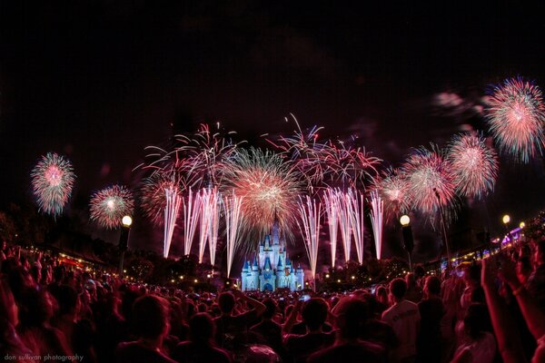 Fuegos artificiales nocturnos en el Reino de Disney