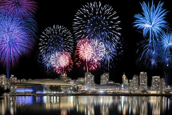 Fuochi d artificio notturni in una città frenetica