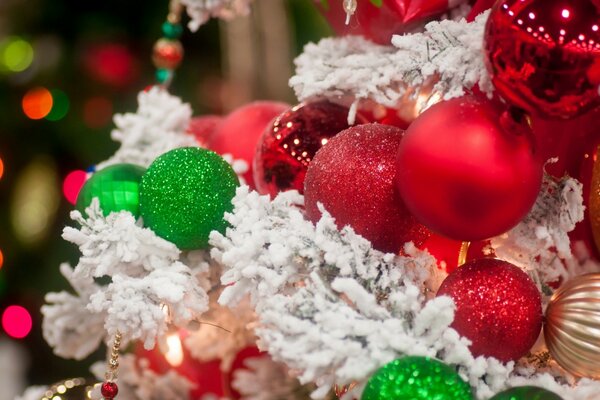 Albero di Natale e giocattoli gioia e risate, Capodanno a tutti