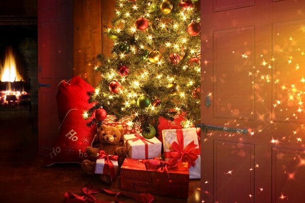 Bel arbre de Noël avec des cadeaux