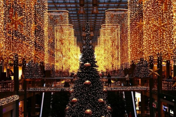 Año nuevo, ambiente festivo y árbol de Navidad