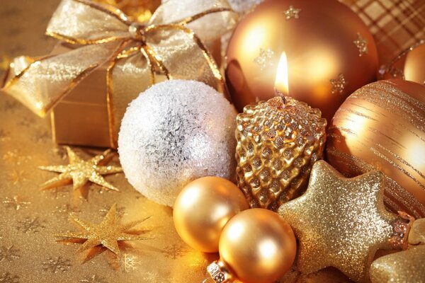 Ornamenti d oro di Natale. Palle, stelle e candela