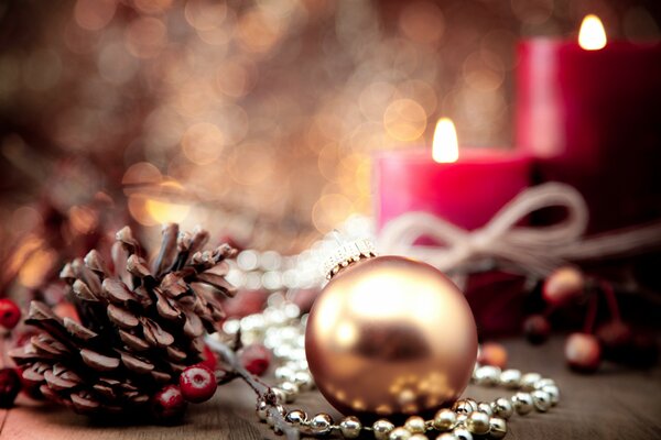 Ambiance de Noël. Boule, cône et bougies rouges