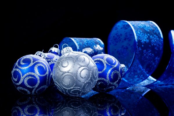 Boules de Noël bleues et grises