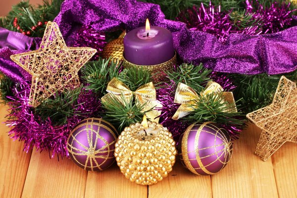 Dekoracje świąteczne w fioletowym stylu świece Gwiazdy balony
