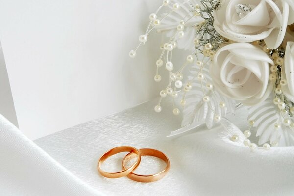 Flores blancas y anillos de boda