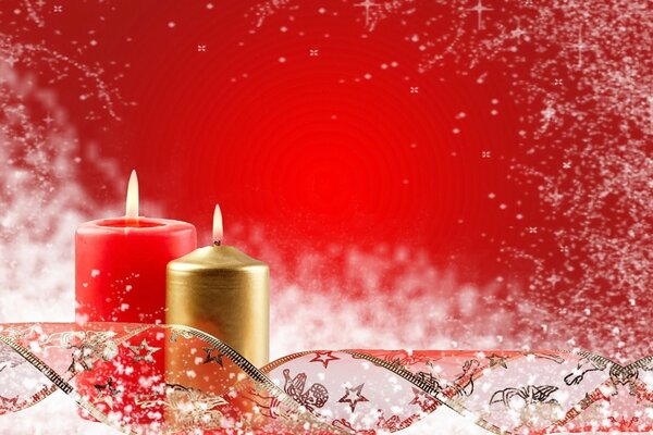 Bougies de Noël rouge et or à côté du ruban