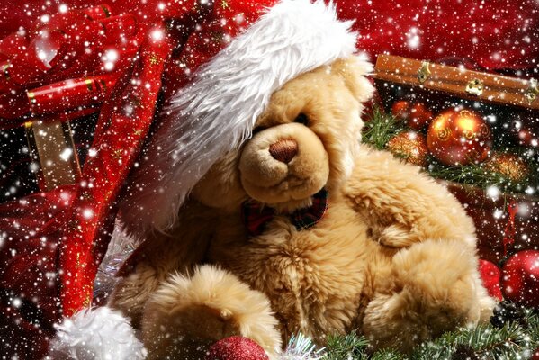 Teddybär in der Mütze des Weihnachtsmannes