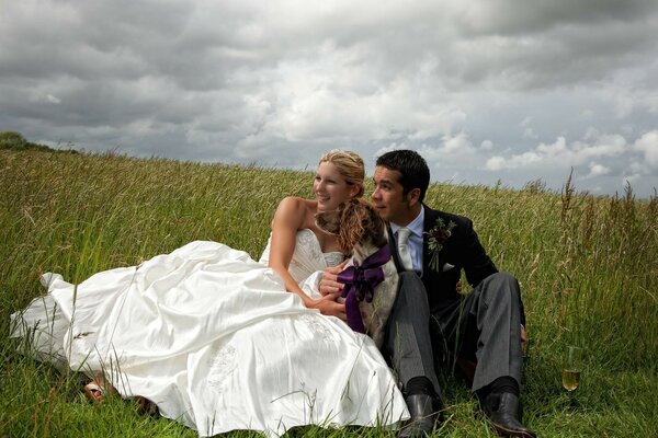 Photo de mariage dans la nature avec un chien