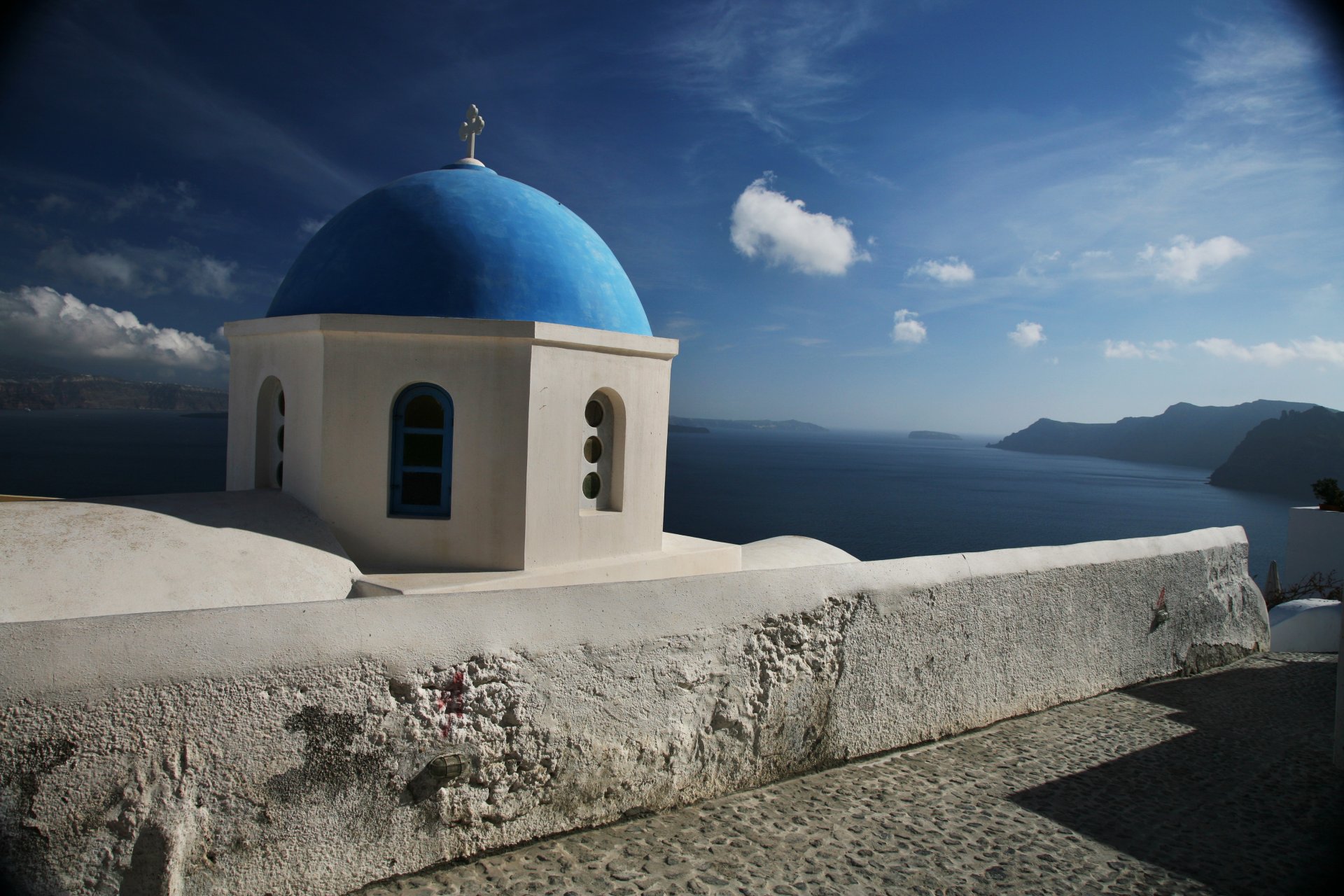 santorini griechenland wolken kuppel kirche himmel meer berge